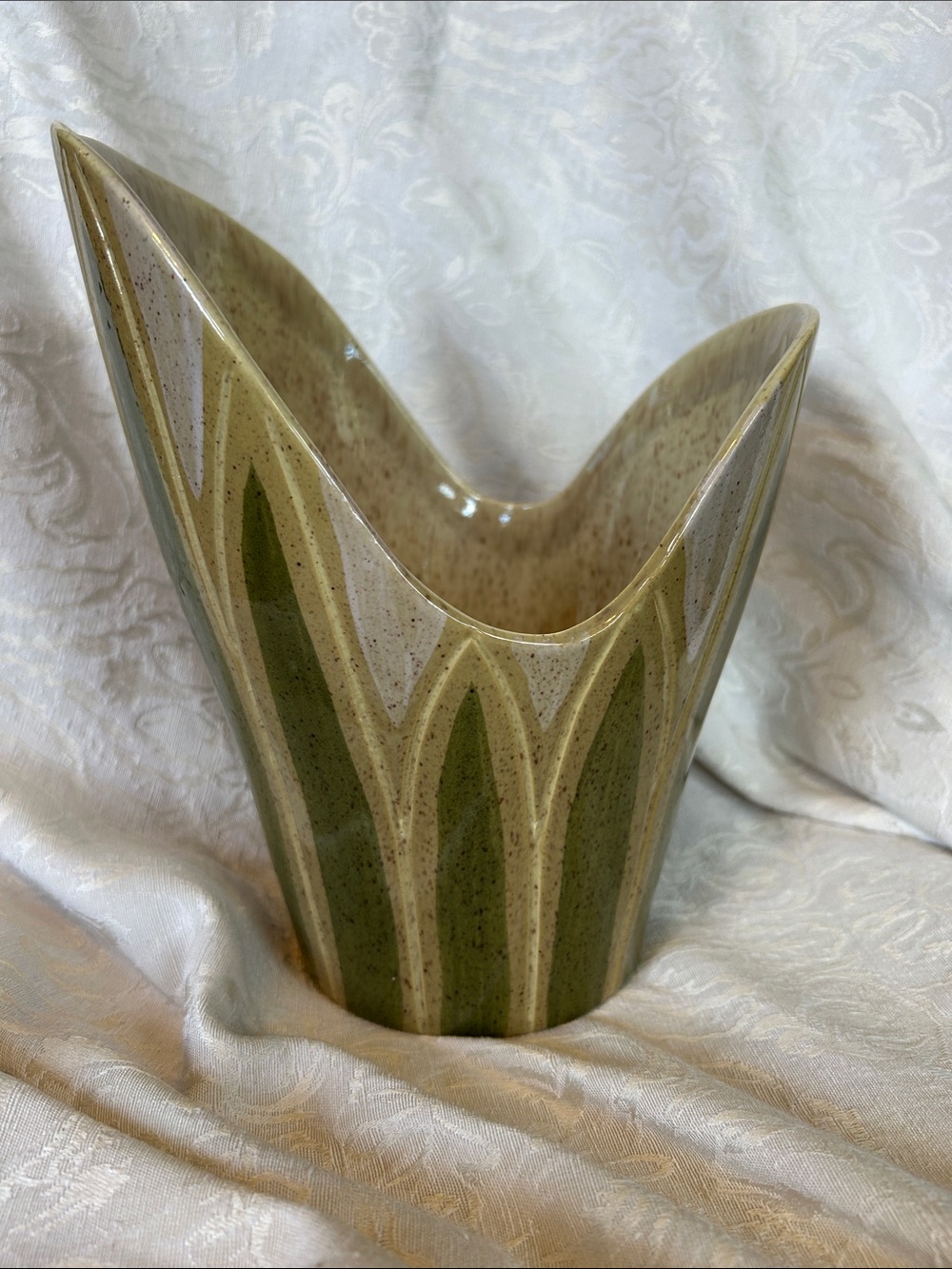 Vintage MCM Red Wing M4007 Vase -9”H 7 wide at highest point.
